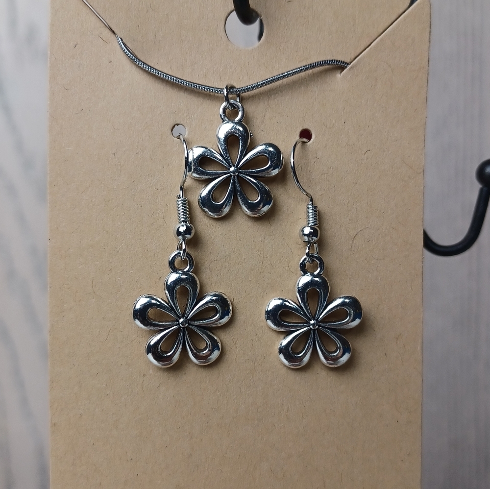 3pcs Vintage Floral Jewelry Set - Elegant Stainless Steel Necklace & Earrings